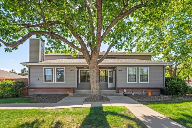 Foto del edificio - Bright & Spacious 2BR/2BA Townhome with Loft, Fireplace & Private Garage
