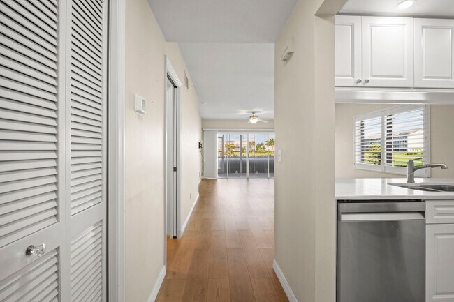 Foto del edificio - Stunning 2 beds 2 baths condo with lake vi...