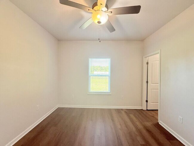 Building Photo - 8927 Untreiner Ave