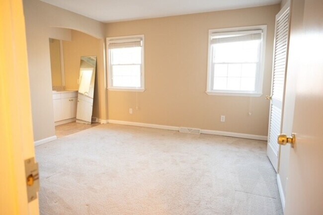 Foto del edificio - Large 3 Bedroom 2.5 Bath Townhome in Prime Location