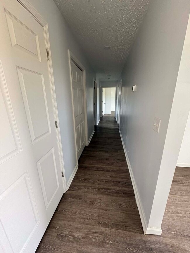 Building Photo - Country Living Home!