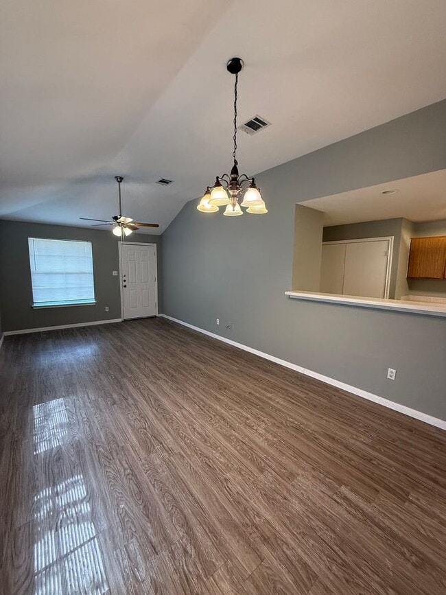 Building Photo - 2221 Creekside Ln