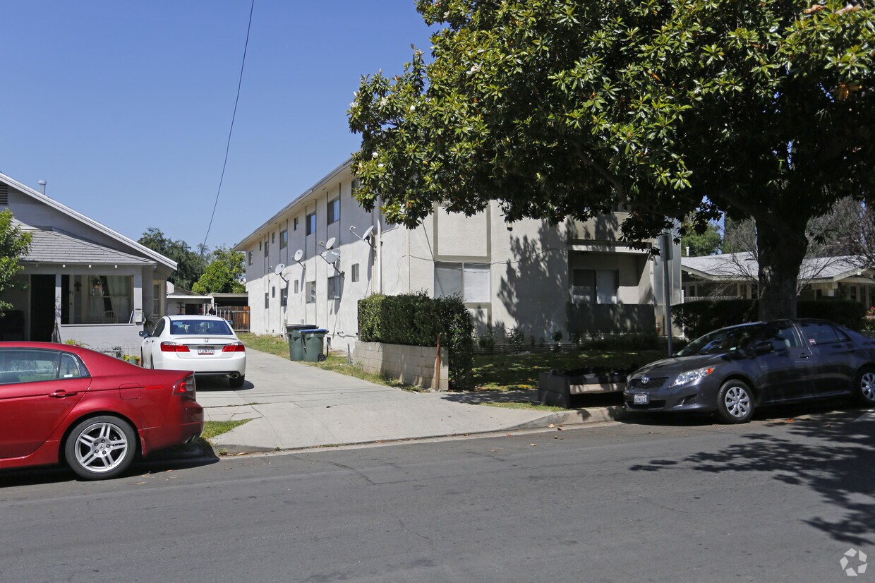 Building - 59 S Meridith Ave