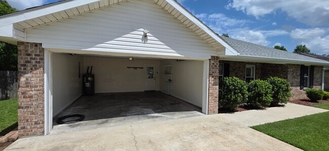 Building Photo - 2216 Mustang St