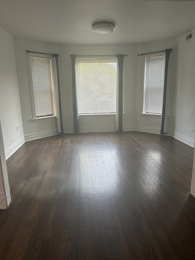 Building Photo - 4935 W Cullom Ave