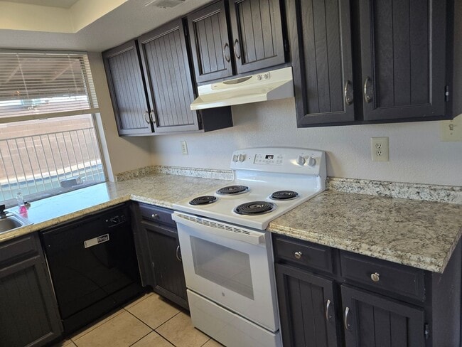 Building Photo - Beautiful 3 Bed 1.75 bath Corner lot, with...