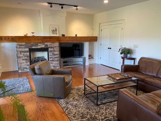 Livingroom from Kitchen - 2013 Capistrano Dr