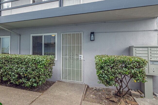 Building Photo - 1926 Alcatraz Ave