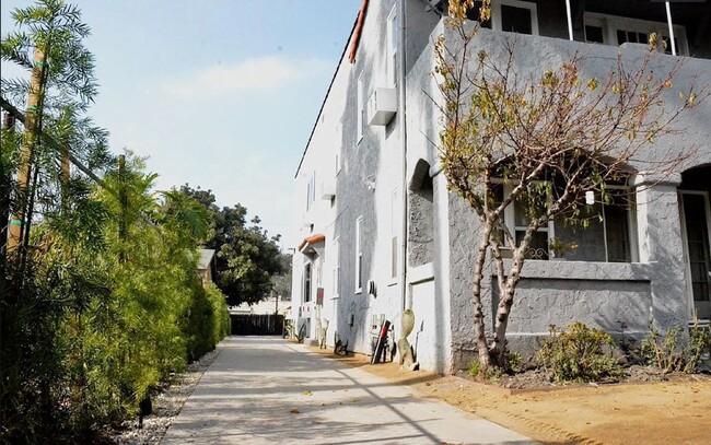Building Photo - Located in the heart of West Adams, Upper ...