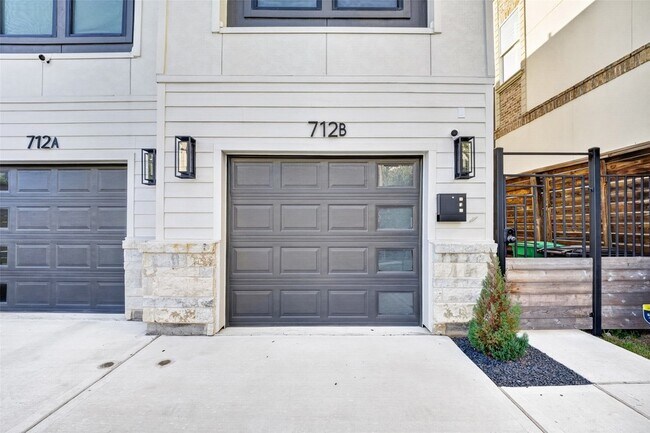 Building Photo - 712 Delano St