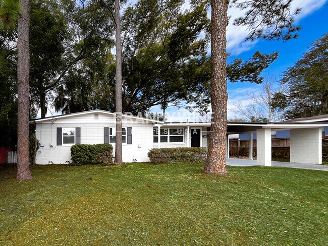 Foto del edificio - 6011 Meadow Ln