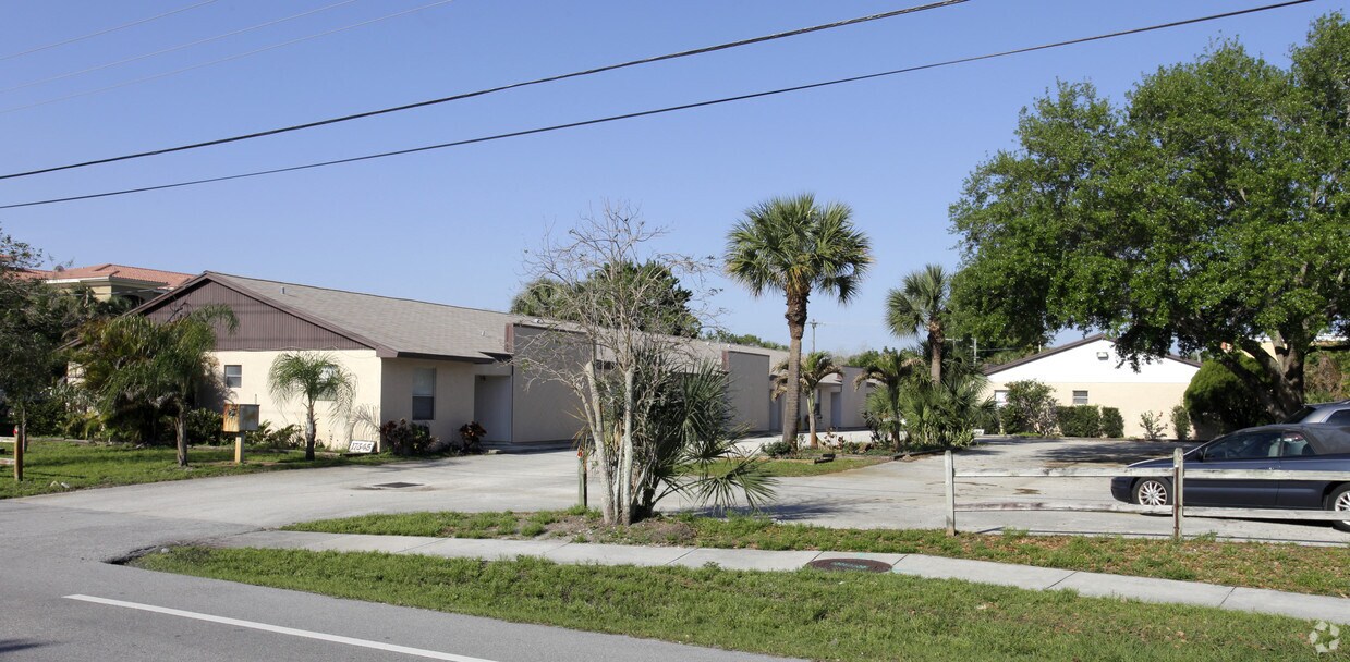 Foto del edificio - 17345-17355 Bush Rd