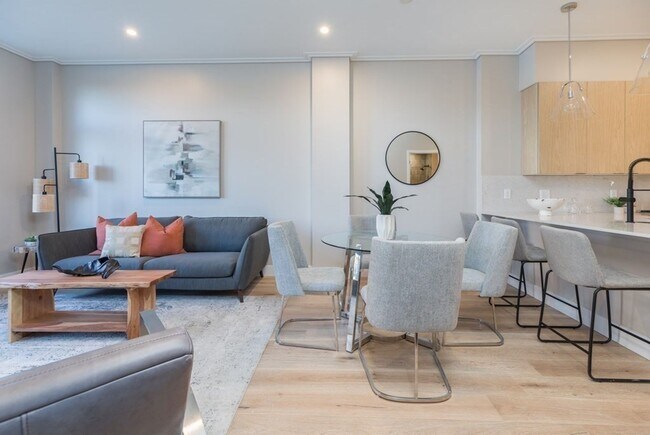 Foto del edificio - 1 bedroom den for 9/1 with garage parking!