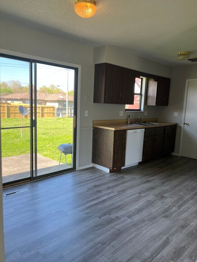 Primary Photo - Spacious 2 bedroom 1 bathroom duplex in a ...