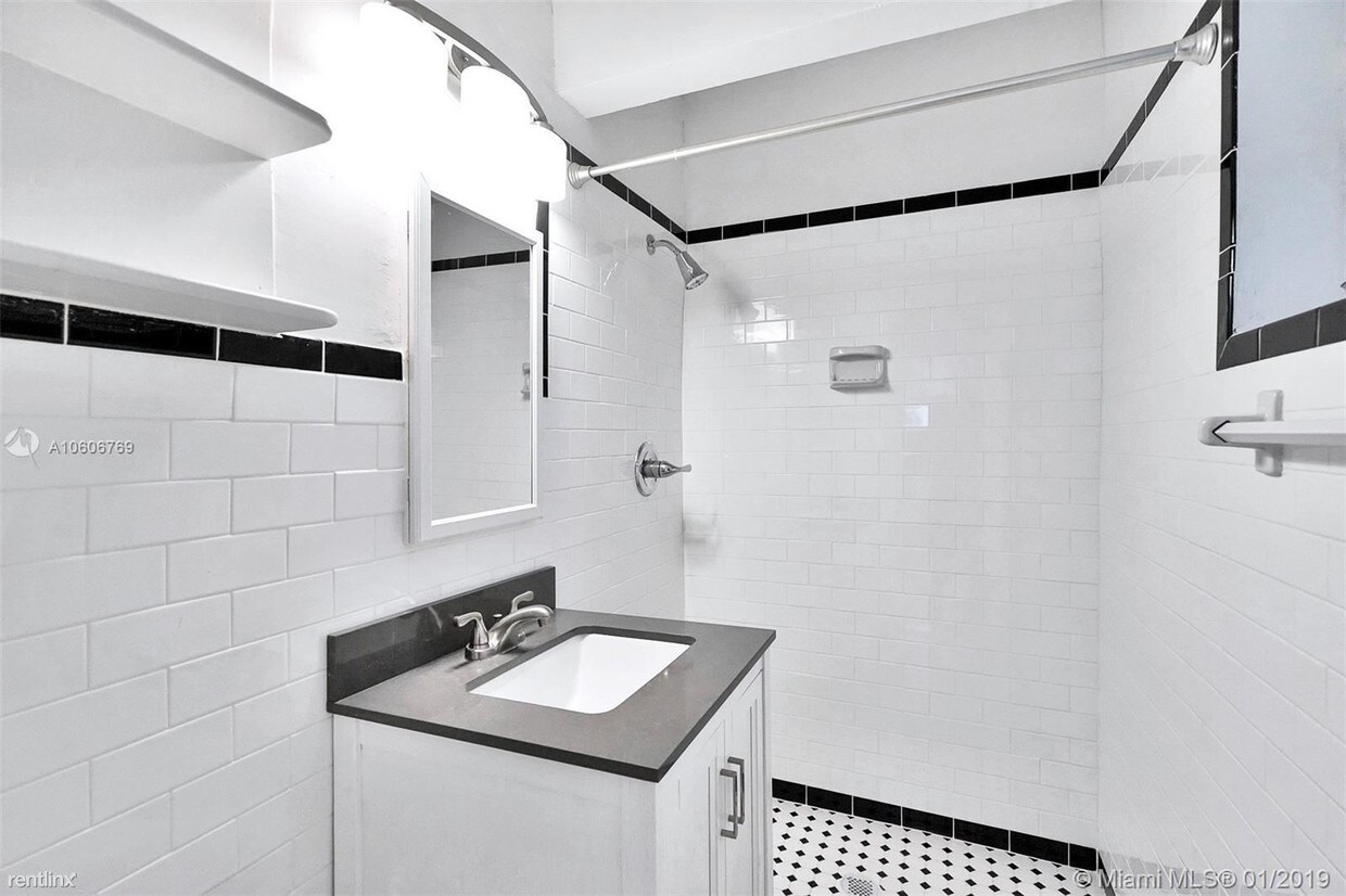 Primary Photo - 10220 Collins Ave