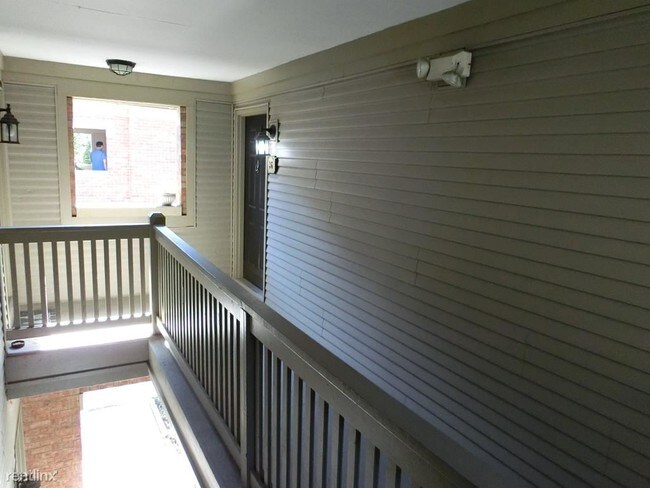 Foto del edificio - 1 br, 1 bath Apartment - 36 W Russell St