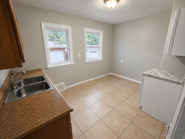 Foto del edificio - Move-In Ready 3BR Home in Desirable Euclid Location