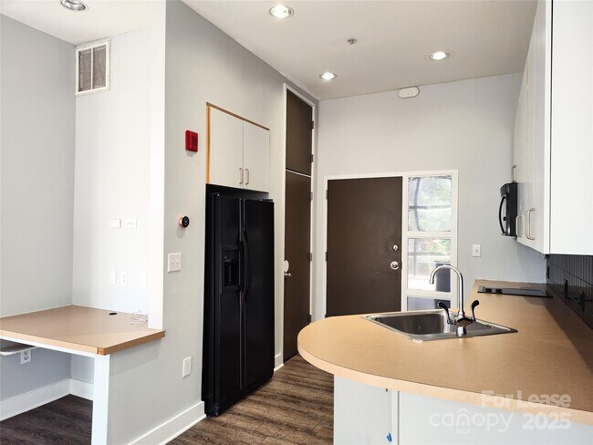 Foto del edificio - 514 W 10th St