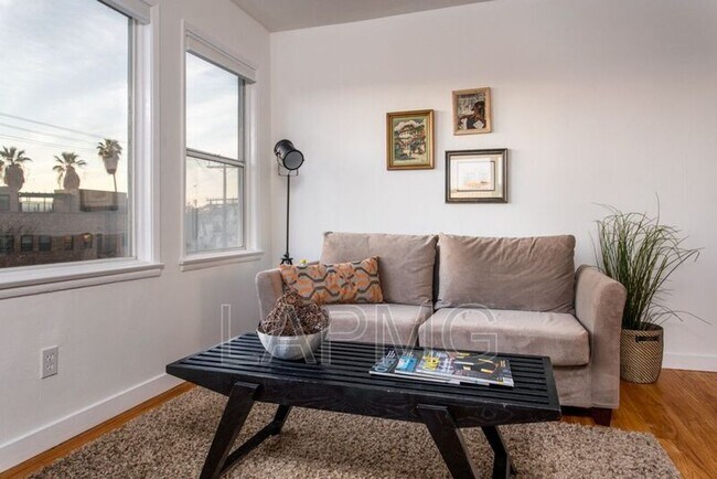 Foto del edificio - 1159 1/2 Bellevue Avenue