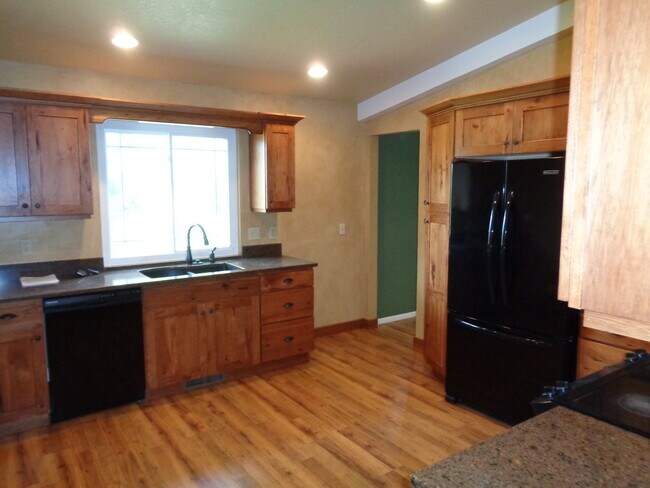 Building Photo - 4 Bed (1 non-egress) High End Home in Bill...