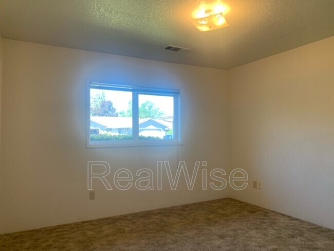 Foto del edificio - 1423 SW Kokanee Ln
