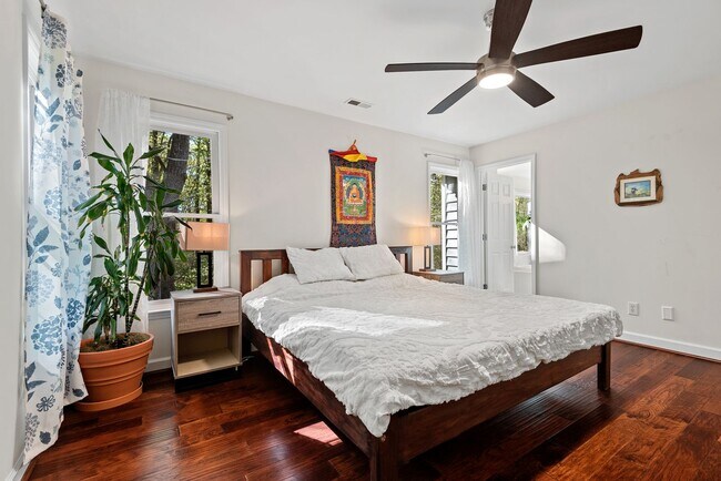 Foto del edificio - Get March Free!! Charming Home on Large Lot in Chapel Hill!