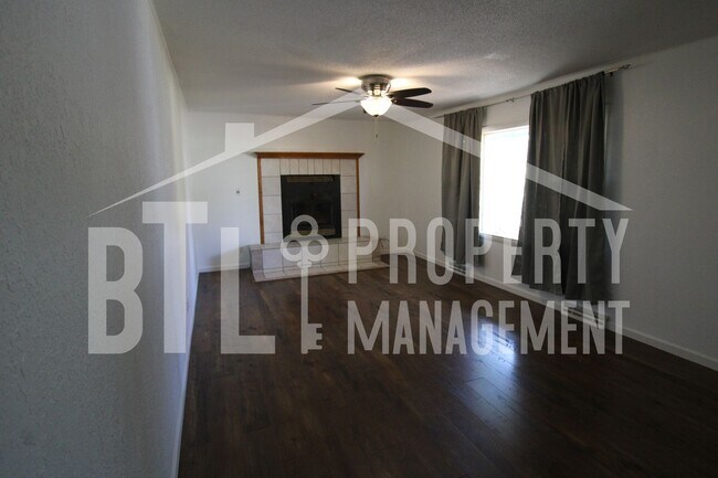 Building Photo - Great 2 Bedroom 2 Bathroom Duplex with Bon...