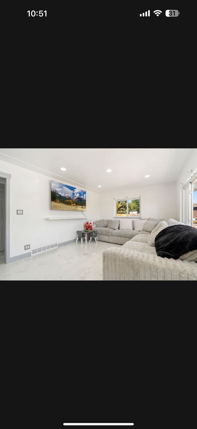 Foto del edificio - 3037 Lakeside Dr