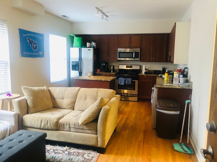 Foto principal - 3501 N Racine Ave