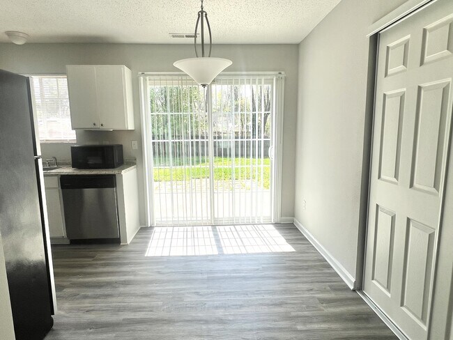 Foto del edificio - 4111 Glenshire Way