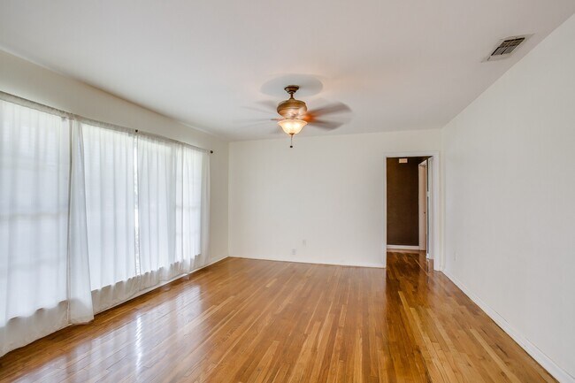 Foto del edificio - Pre-Leasing for July!