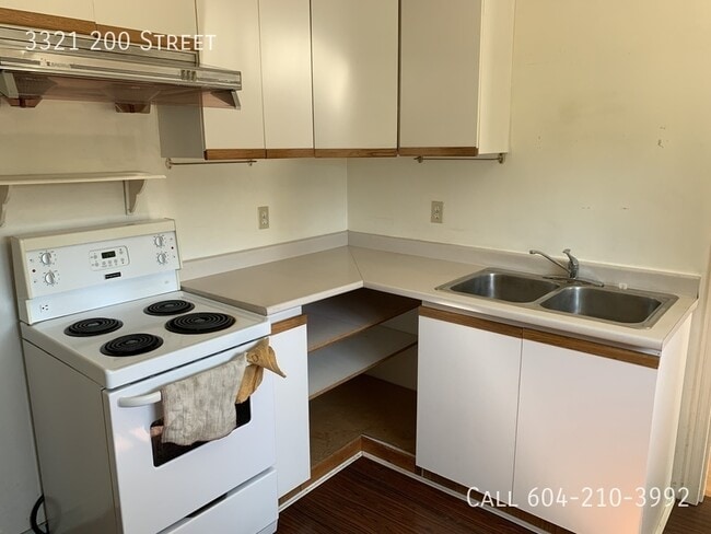 Building Photo - Charming Home on 2.5 Acres - Half Month Free Rent!