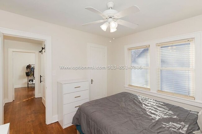 Building Photo - Charming, impeccably clean and maintained ...