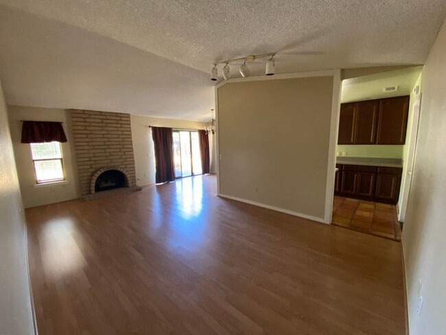 Building Photo - $500 MOVE-IN BONUS> Cozy three bedroom in ...