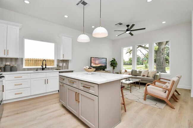 Foto del edificio - 8324 Corinth St