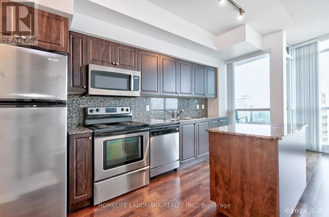 Building Photo - 215 Fort York Blvd