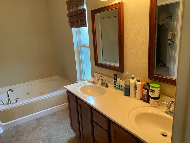 Building Photo - 313 San Rafael Dr