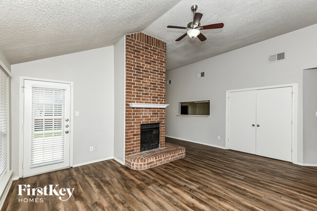 Building Photo - 2216 Turf Club Dr