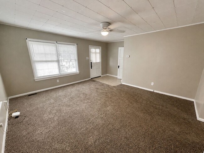 Building Photo - 627 Golfview Dr