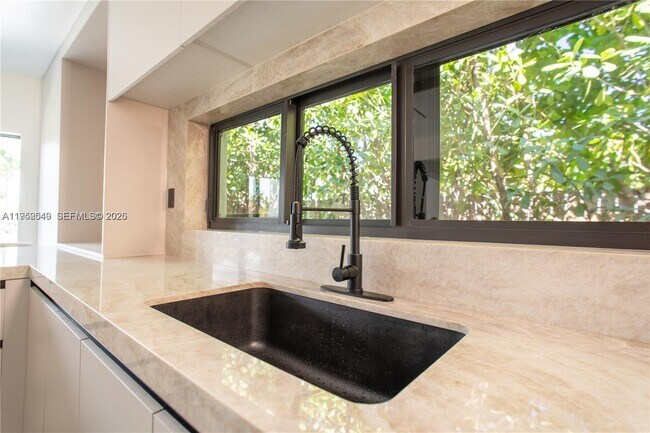 Foto del edificio - 7850 Hawthorne Ave