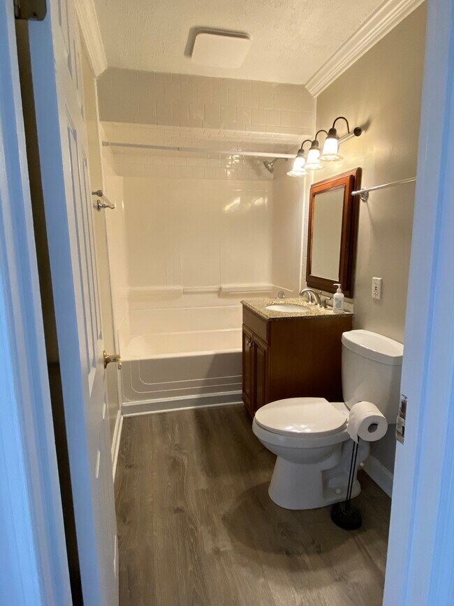 Bathroom - 1S432 Wainwright Rd