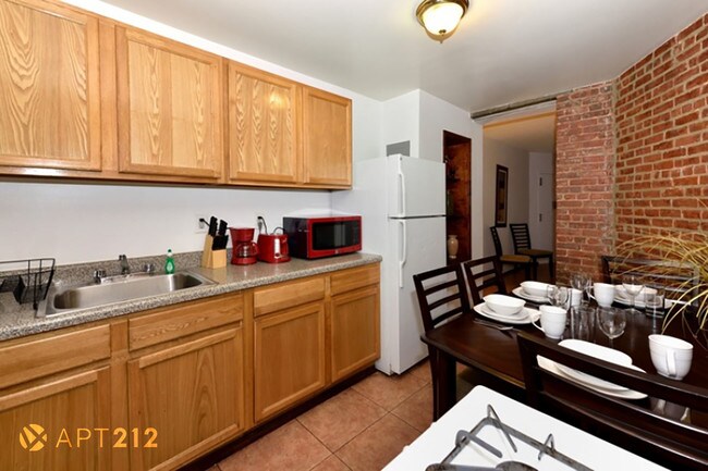 Building Photo - 225 E 83rd St