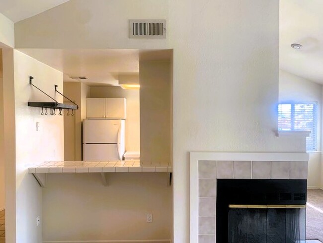 Foto del edificio - Charming 2-Bedroom Condo in Canyon Meadows...