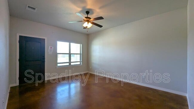 Building Photo - 206A Juniper Dr