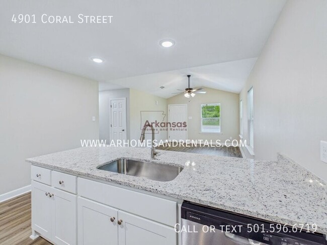 Building Photo - 4901 Coral St