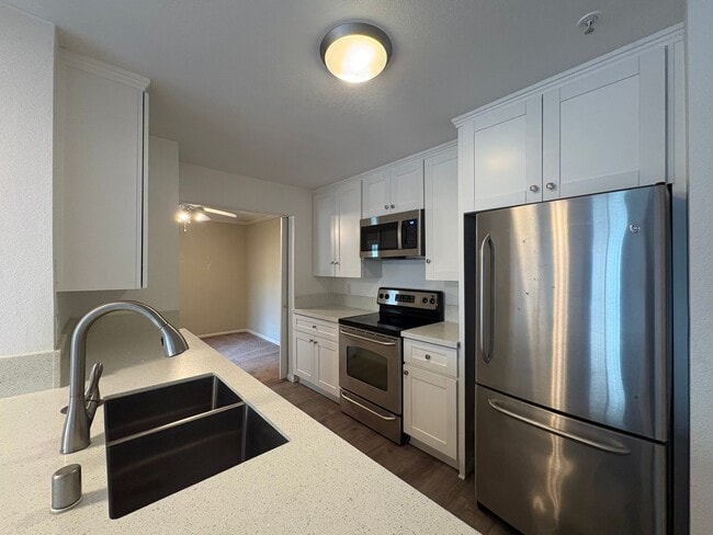 Building Photo - Modern 2 Bed Condo with Resort-Style Amenities in UTC