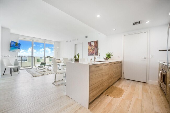 Foto del edificio - 1300 Brickell Bay Dr