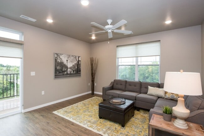 Building Photo - Spacious 2 Bedroom/2 Bath, beautiful end unit on second floor, unit 200, available 9/1/2026!!