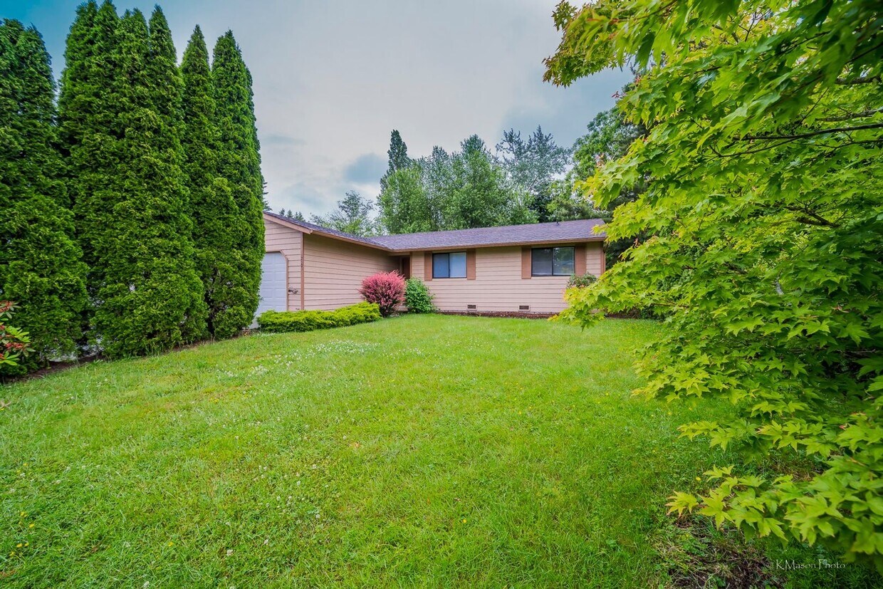 Foto principal - Cozy Rambler 3bed 2bath with Fully Fenced ...
