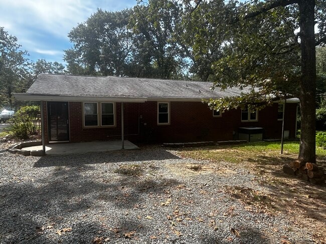 Building Photo - 1144 Forest Dr